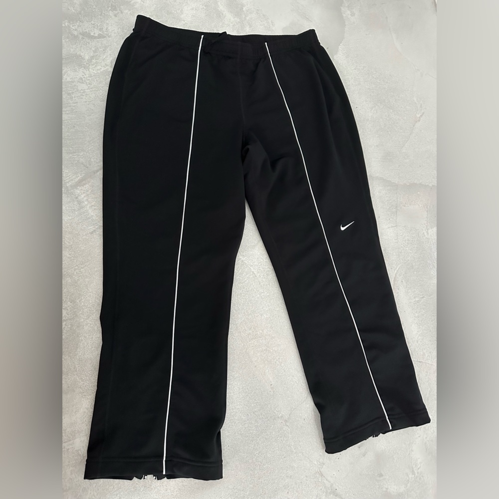 Never worn black Nike running pant 3/4 length w/ zipper in back of legs. Size M